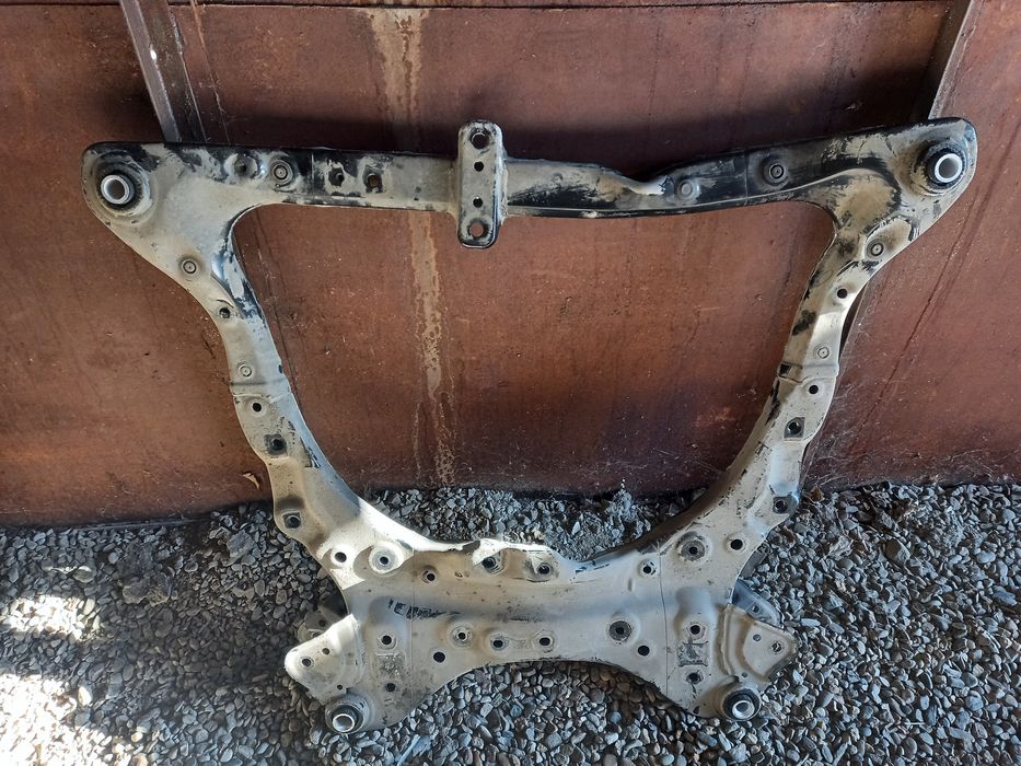 Передняя балка  на тойота камри