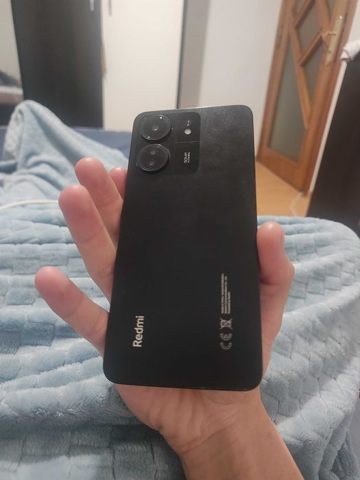 Vând telefon retmi 13 c 256 GB cu 4 RAM blak in stare buna de funcționare primul proprietar dețin și cutie la el