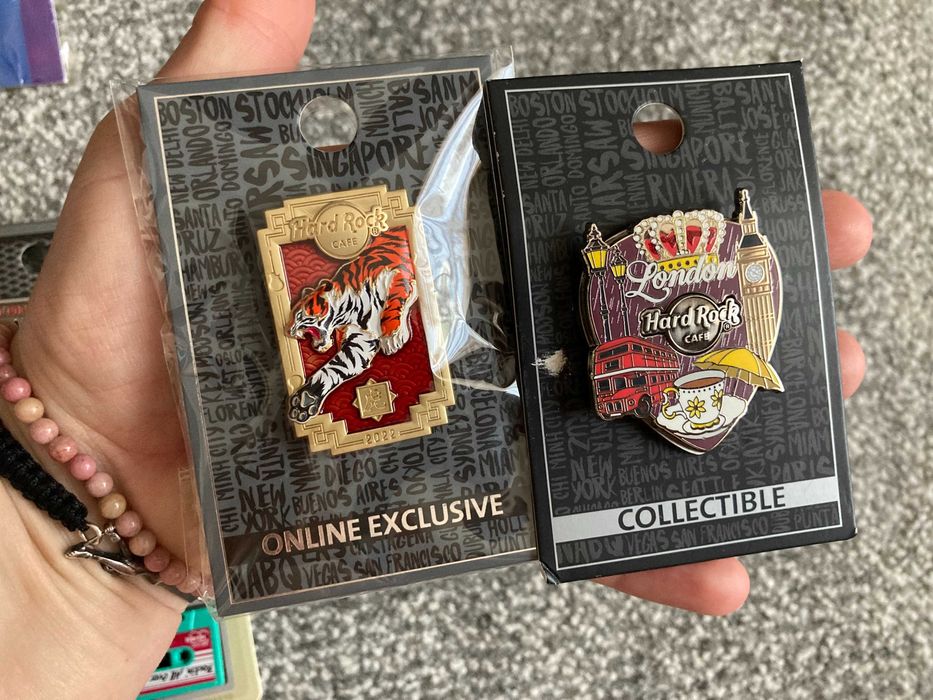 Insigne Hard Rock Cafe diverse si Freddie Mercury