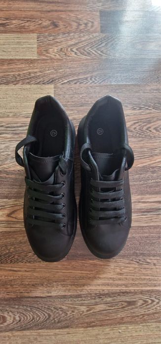 Adidași negri cu talpa groasă