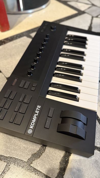 Native Instruments Komplete Kontrol A25 – Миди клавиатура