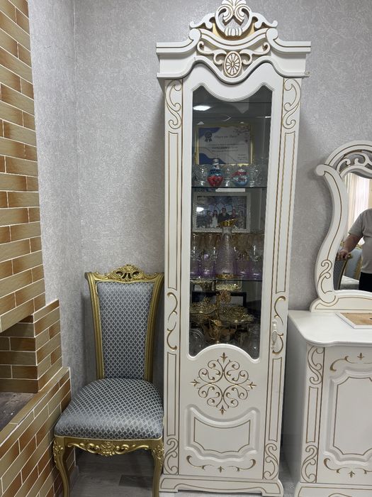 Продаю стол стулья 12 шт и пинал камод