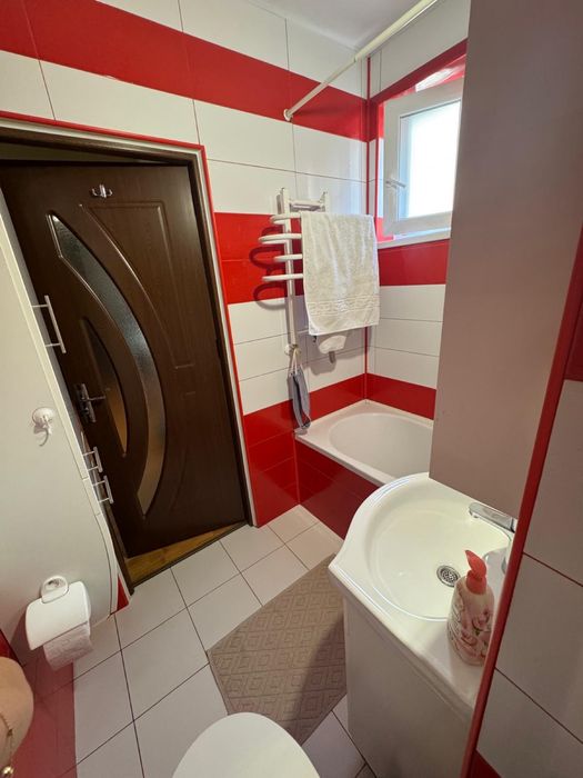 Apartament cu trei camere decomandat , zona Rogerius