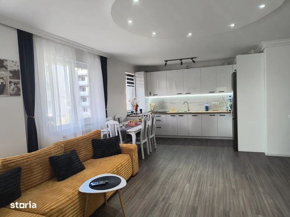 Apartament cu 3 camere, 71 mp, balcon, zona Teilor — fotografia 1