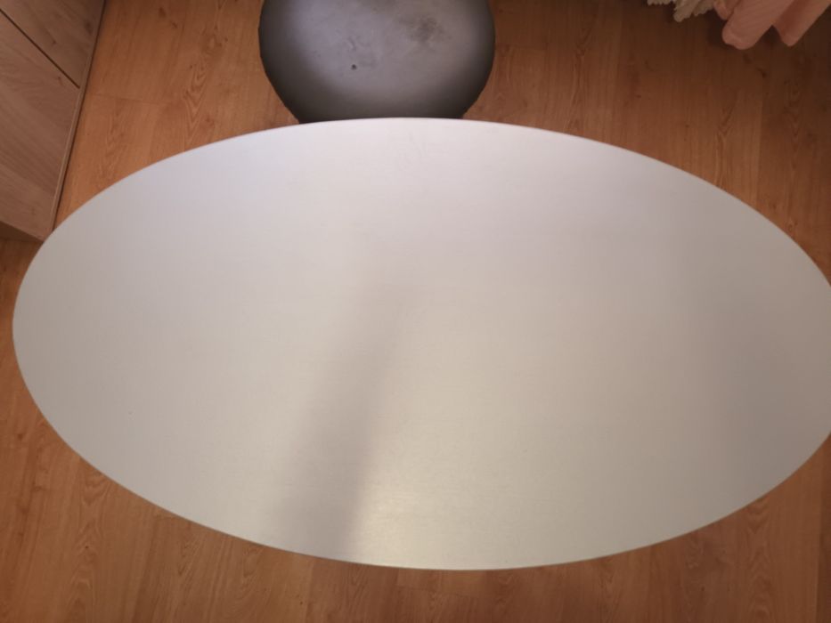 Маса и 2 бр.кръгли табуретки