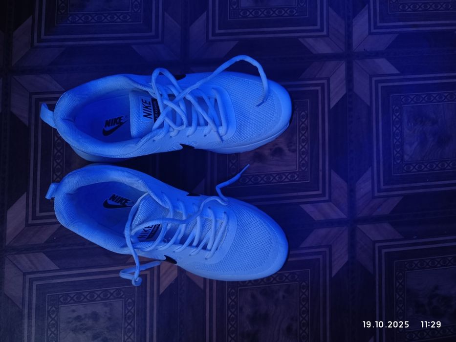 Продам кросовки белые