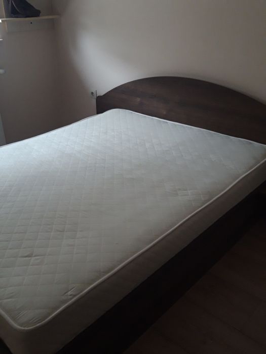 Спалня с матрак .