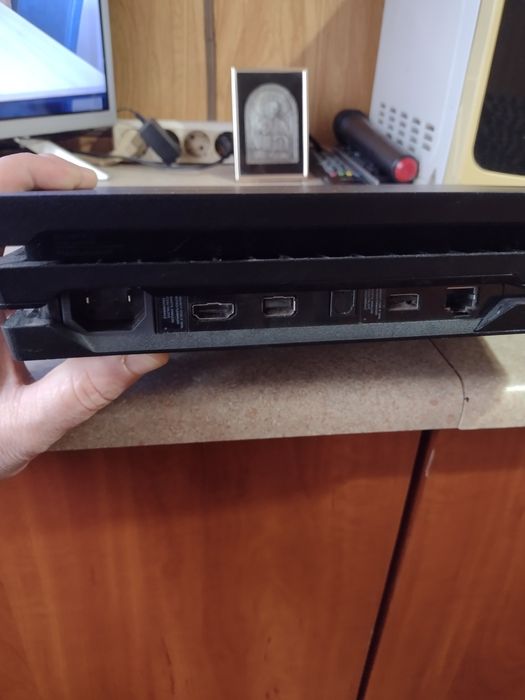 PS4 1TB Pro със акаунт