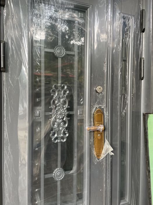 Дверь железная со стеклянной вставкой 2.3м х 1 м ширина