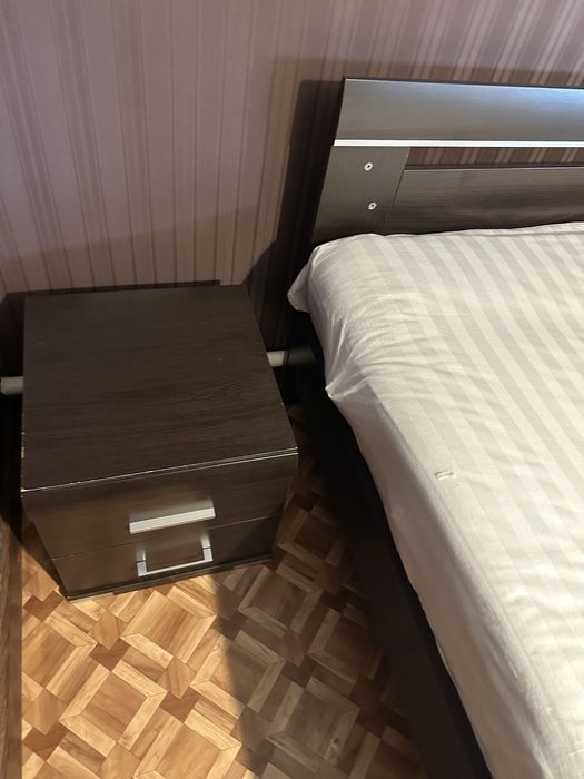 Продаю двуспальный кровать с тумбами