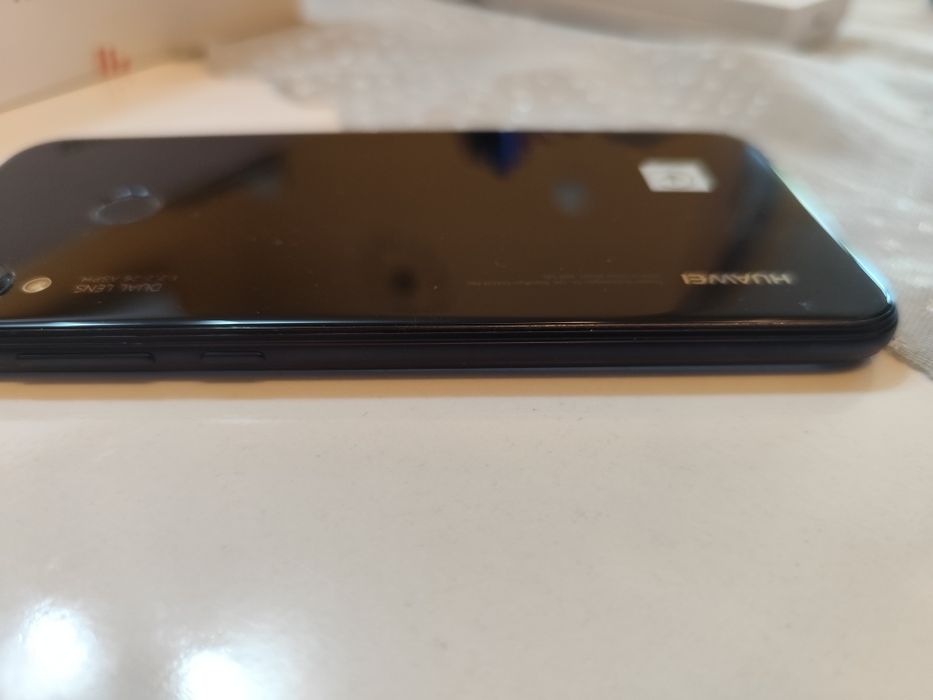 Смартфон Huawei P20 Lite