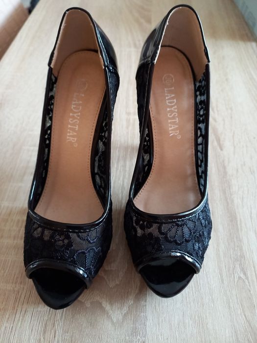 Pantofi cu toc,de gala,marimea 36.Pret.30 lei.