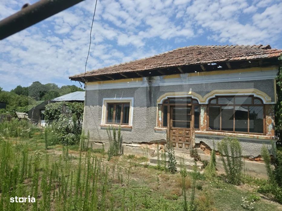 Teren 1.595 mp, constructii existente – Comuna Cobia,