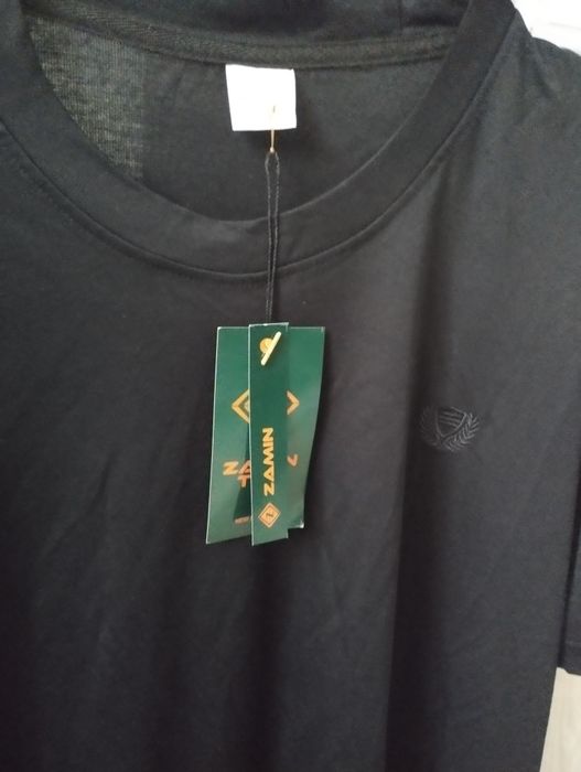 футболки 2 штуки.1 с воротником.2 без воротника.абсалютно новый.