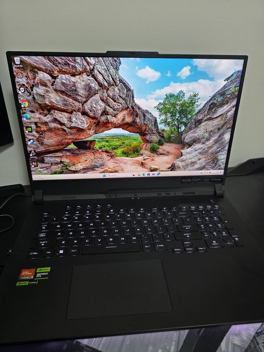 Laptop Asus Rog Scar 17 RTX 4080 Ryzen 9 x3D