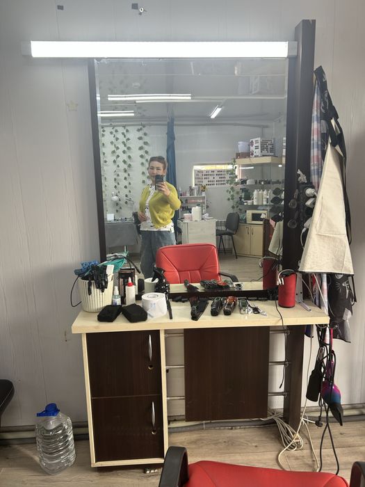 Продам шкаф парикмахерский  есть 3 шкафа