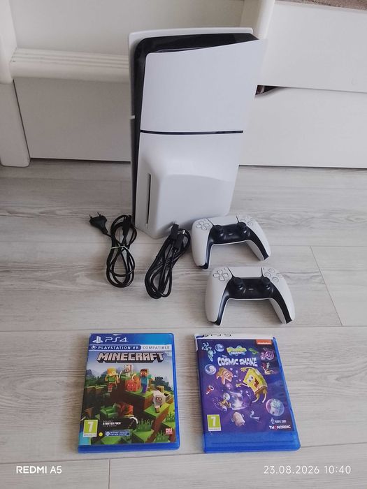 Playstation 5 с 2 акаунта и купени игри вътре с два джойстика