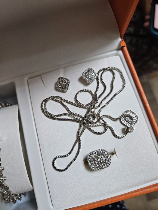 Абсолютно новый набор украшений