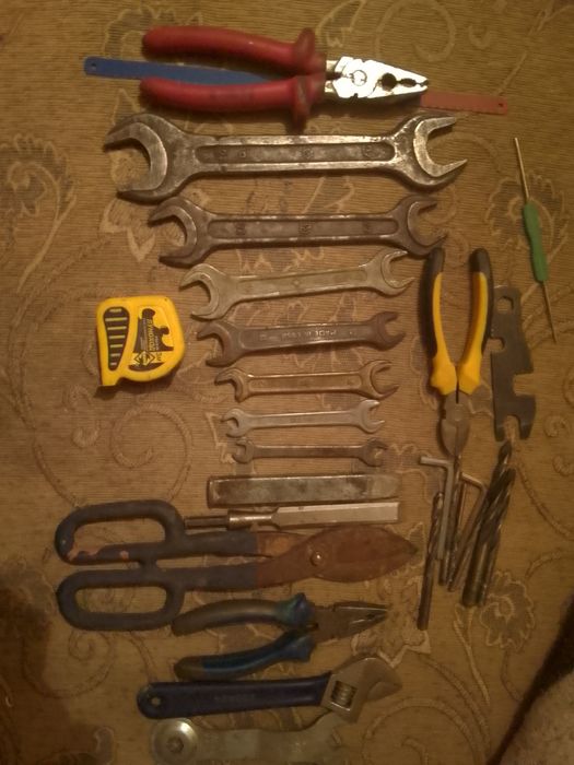 Инструменты ключи плоскогубцы сверла гаечный ключ рулетка 3 м