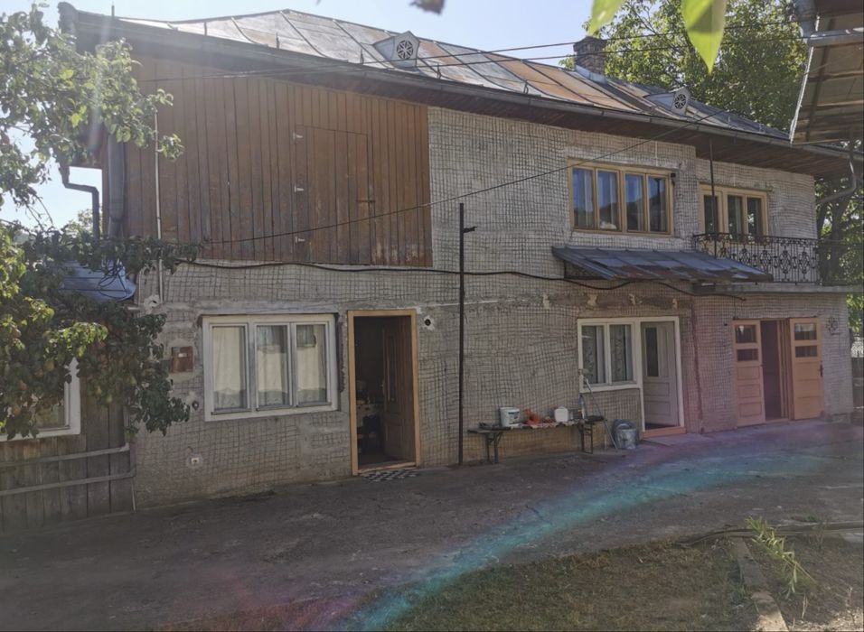 2 case de vanzare in aceeasi curte (se vand impreuna)