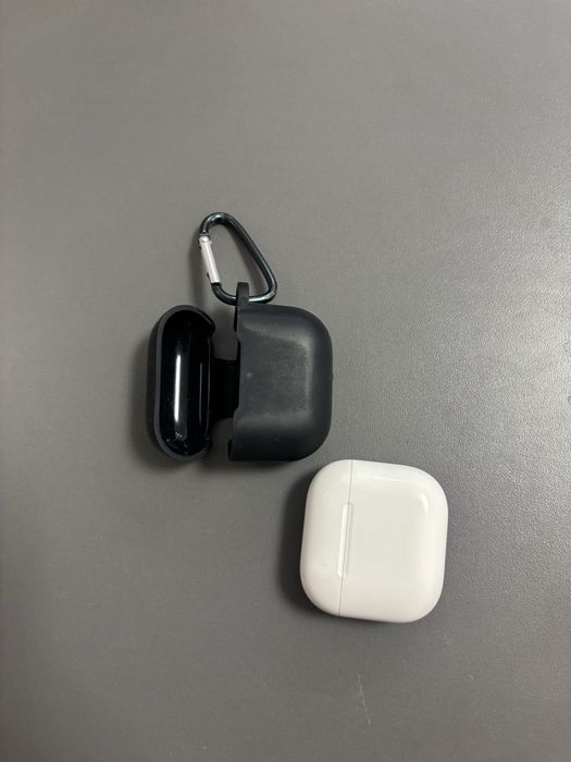 Продам оригинальный Air pods 4
