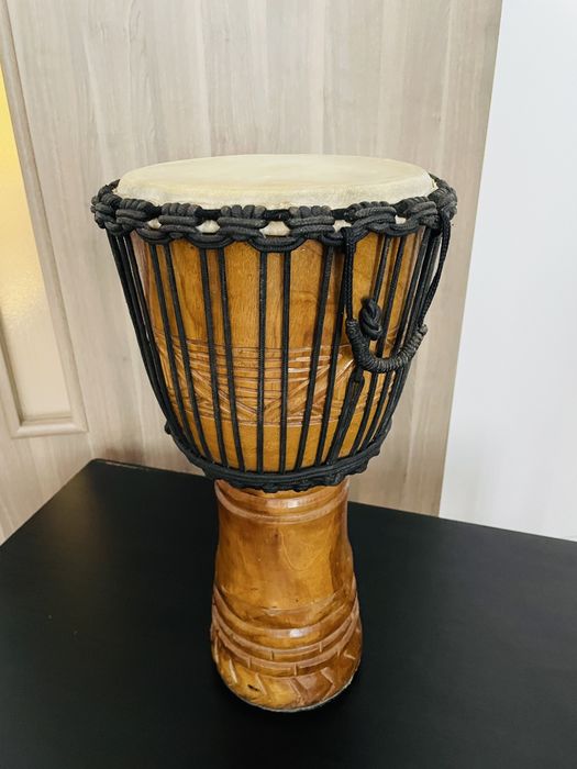 Djembe african autentic, sculptat manual din lemn masiv – model rar – piele naturală