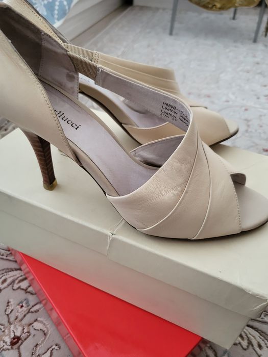 Босоножки 37 размер срочно