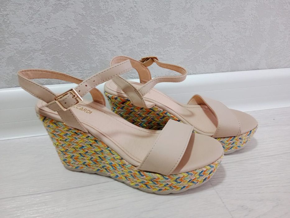 Продам женскую обувь