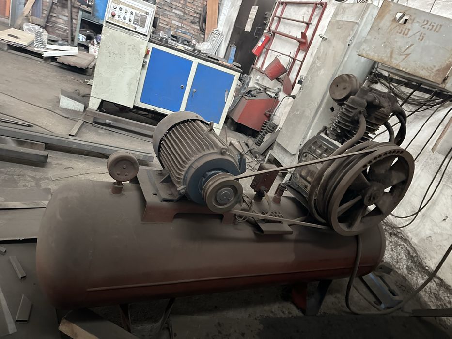 Продам мощный промышленный компрессор (СССР)