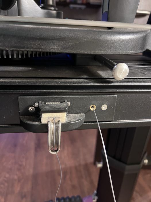 Машина за наплитане на тенис и бадминтон ракети.