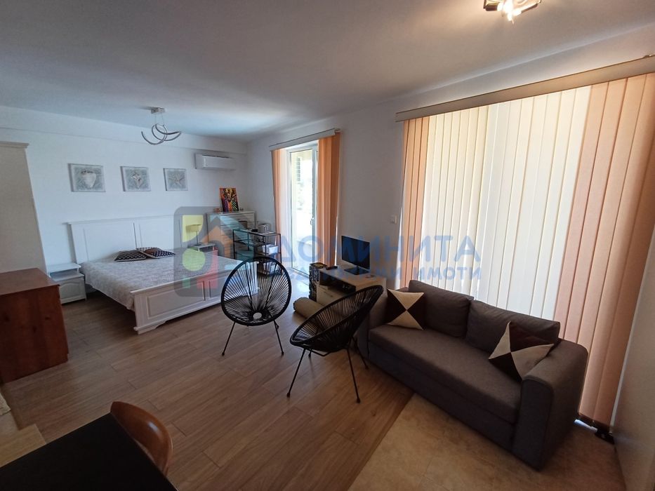 Просторен еднообемен апартамент на морския бряг.