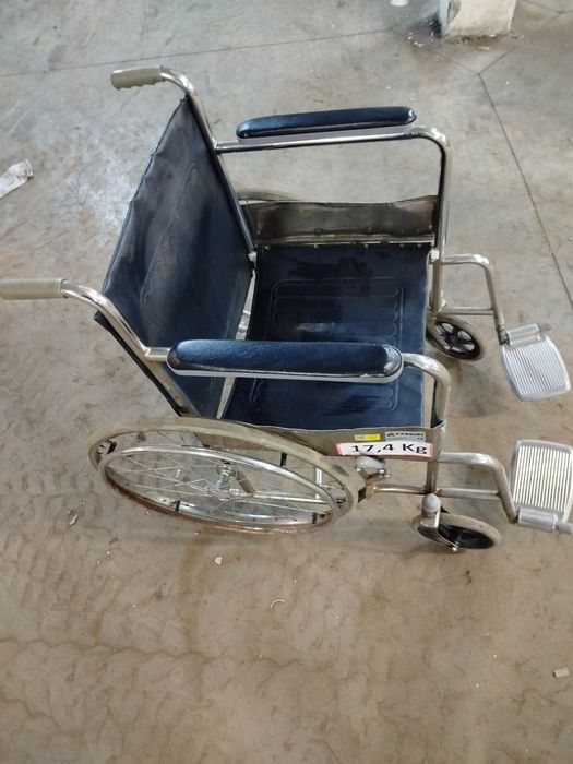 Scaun cu rotile pliabil  pentru persoane cu dizabilitati