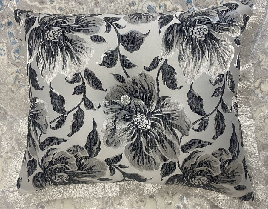 Продается подушка 3 штуки.