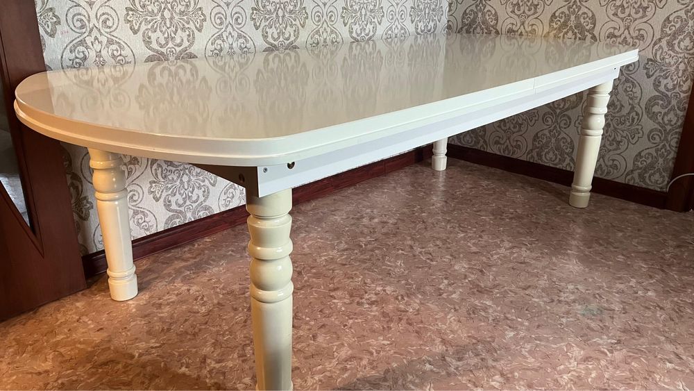Стол в гостинную