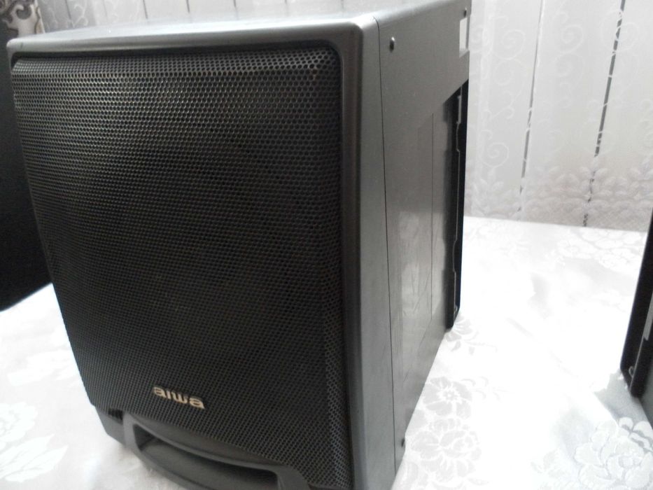 4 Boxe : 2 Aiwa , 1 Sharp , 1 din lemn