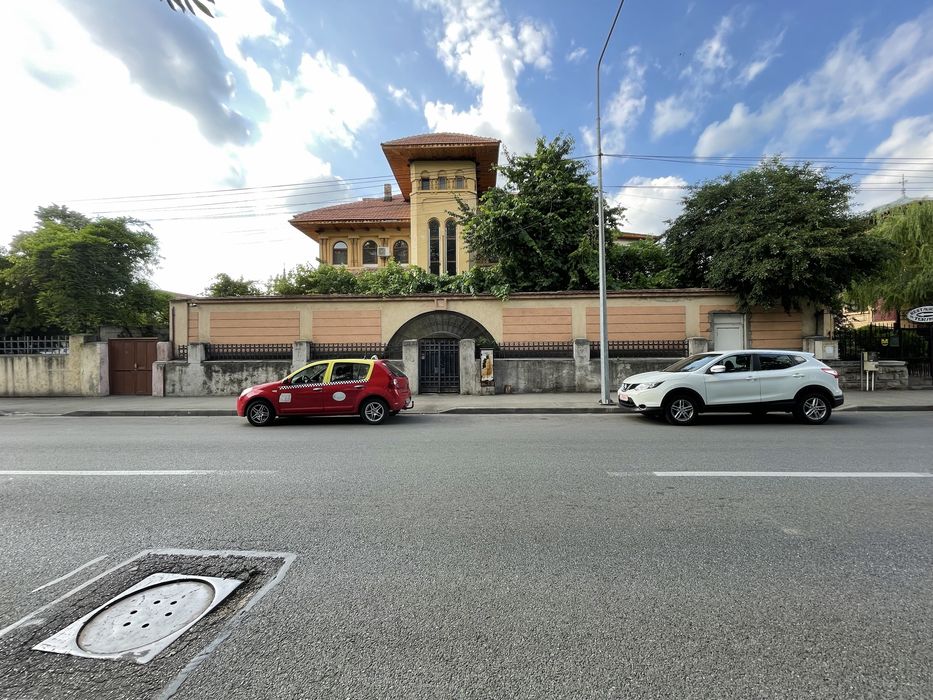 Vând casă in zona centrală