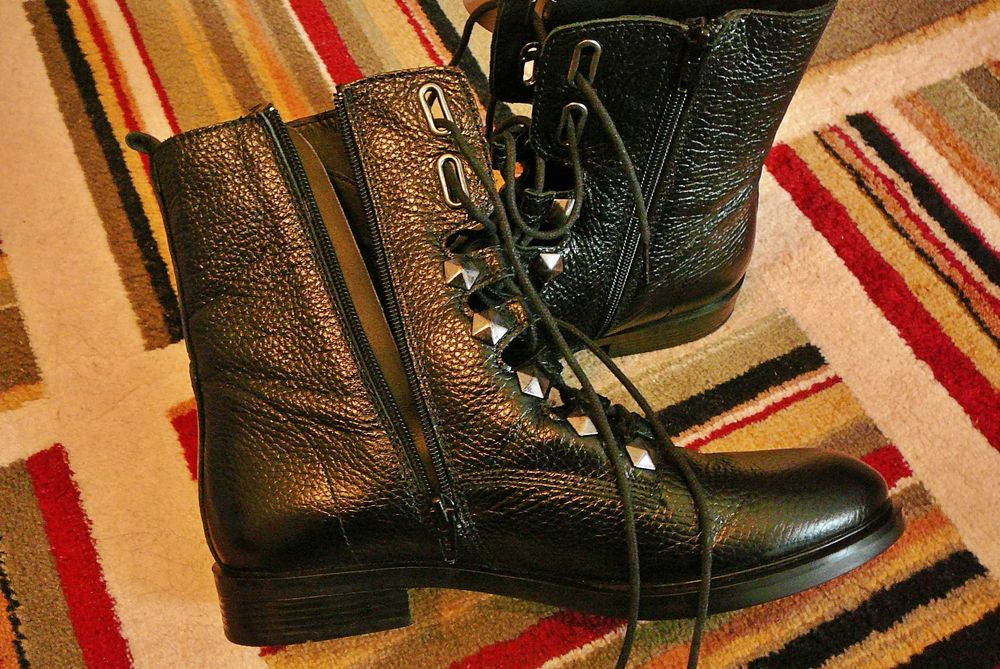 Нови, необувани, дамски боти. Естествена кожа.