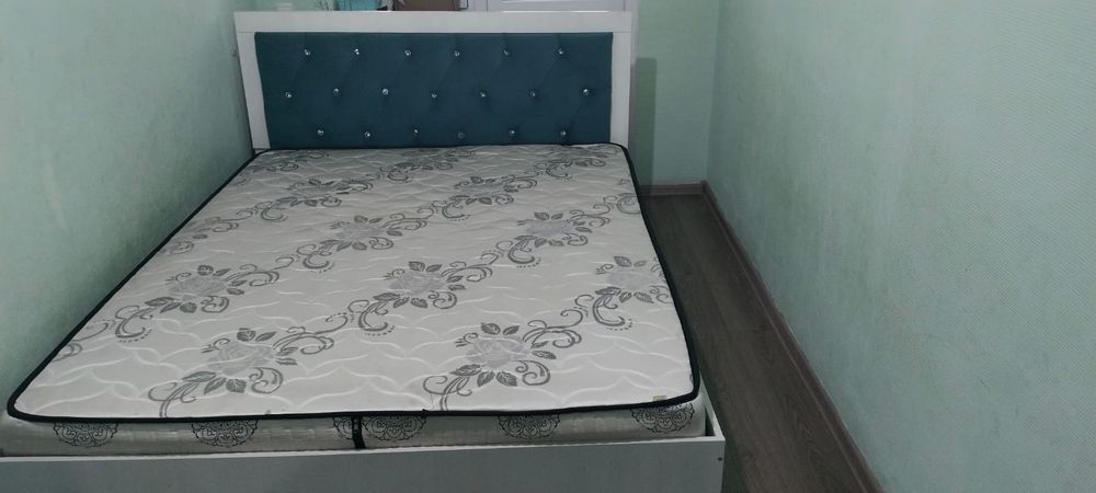 Кровать двуспальная с матрасом