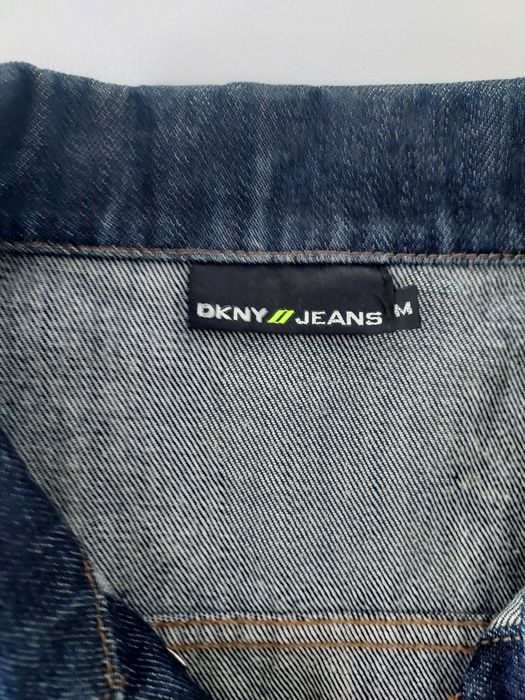 vând Geaca blugi DKNY  în stare perfecta,produs de calitate, măr.M