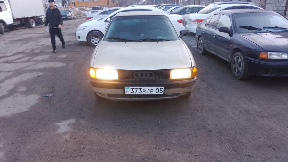 Машина Ауди 80 на полном ходу