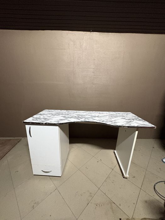 Birou, are trei rafuri in interior si cu sertar