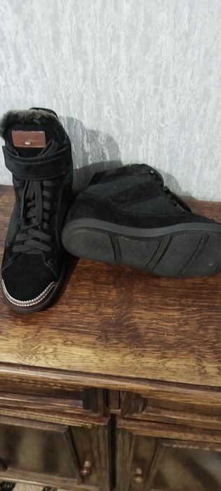 Продам зимние ботинки Santoni.