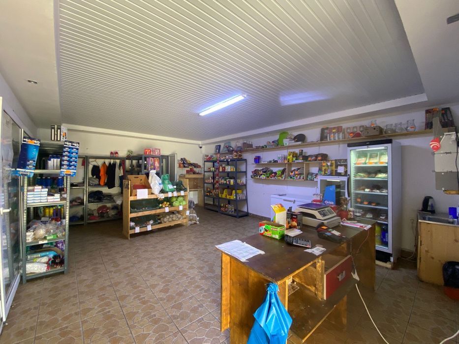 Vând spațiu comercial