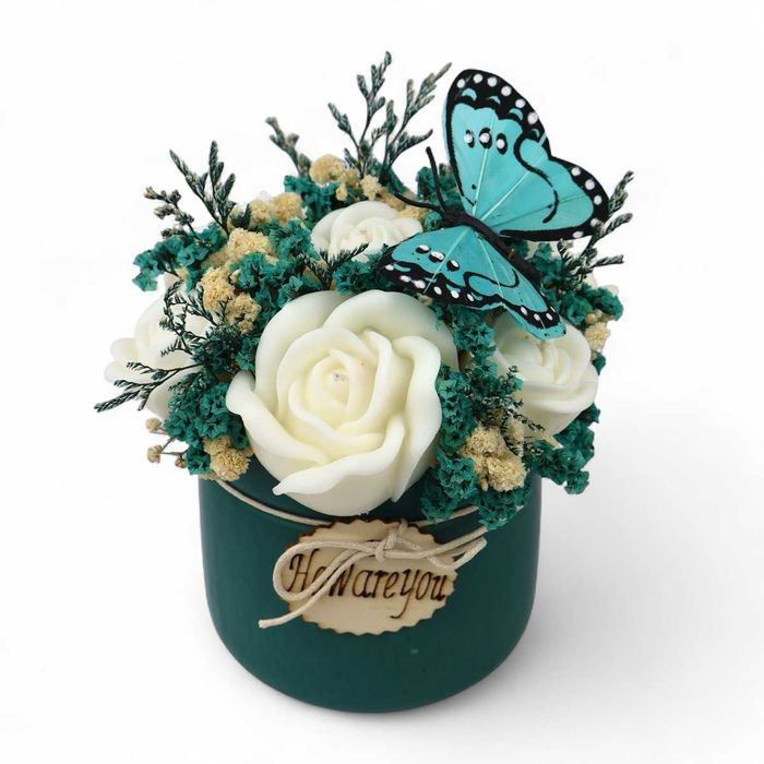 Букет соеви свещи с рози и пеперуда – Синя хармония