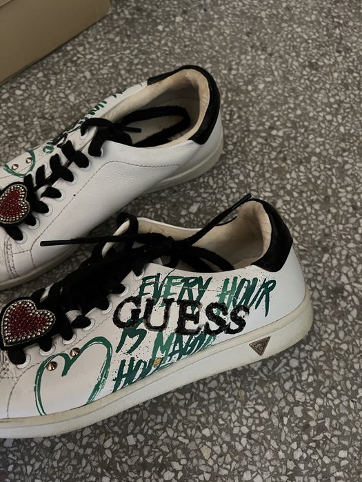 Маратонки Guess.