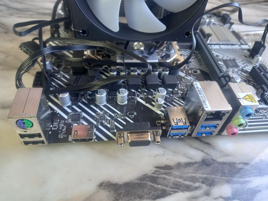 Дъно Asus H510M-R + Intel® Core i7-10700K + 16gb ddr4 Kingston 3200Mhz