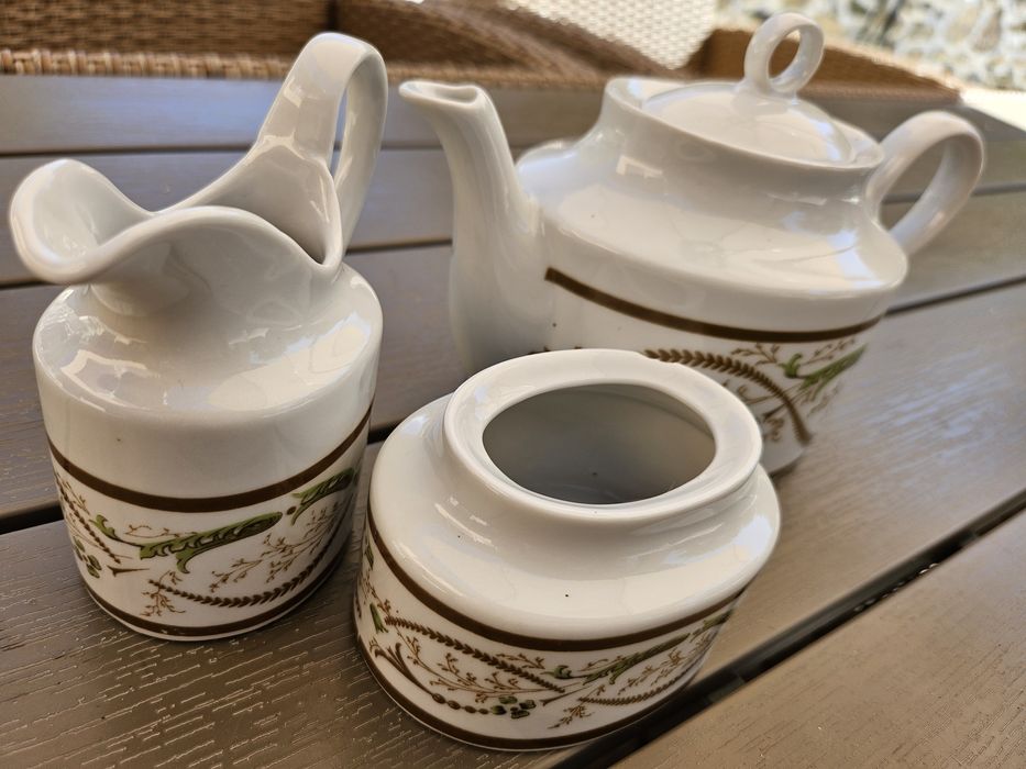 Порцеланов сервиз за кафе /16 части/ 6 броя чаши, 6 броя чини