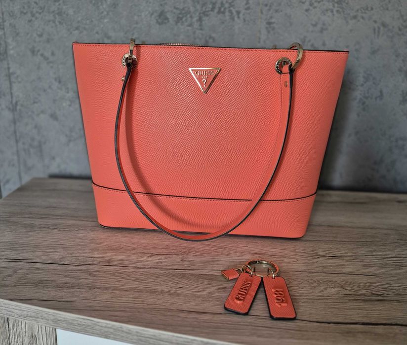 Чанта Guess в свеж коралов цвят