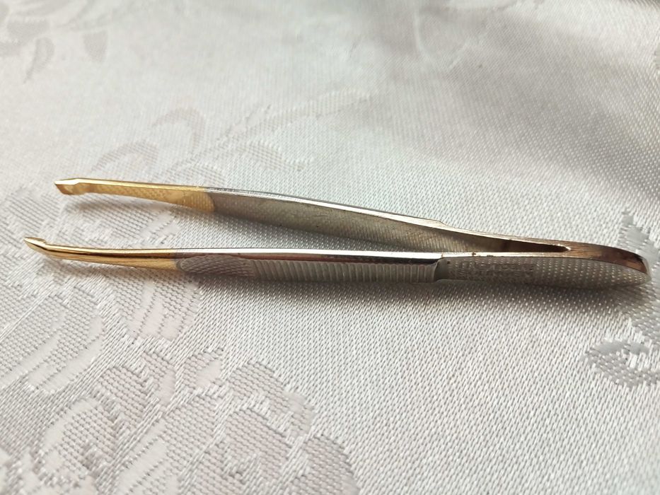 Penseta Monicare Solingen cu varf tesit , placat cu aur .