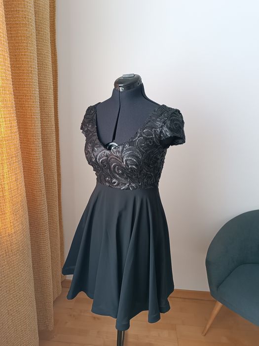Rochie neagra volane StarShiners